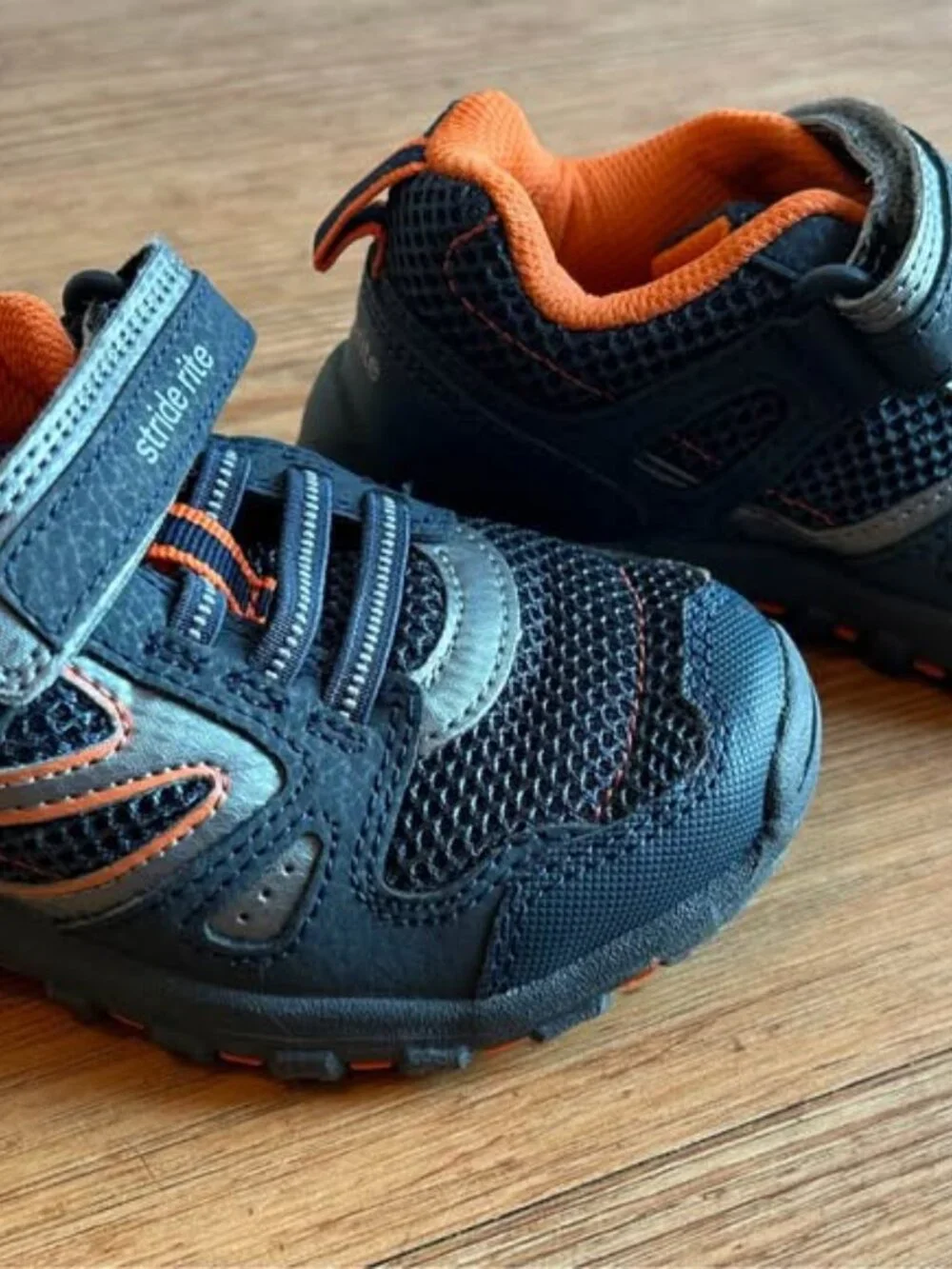 Stride Rite Made2Play Artin Sneakers (size 9)
